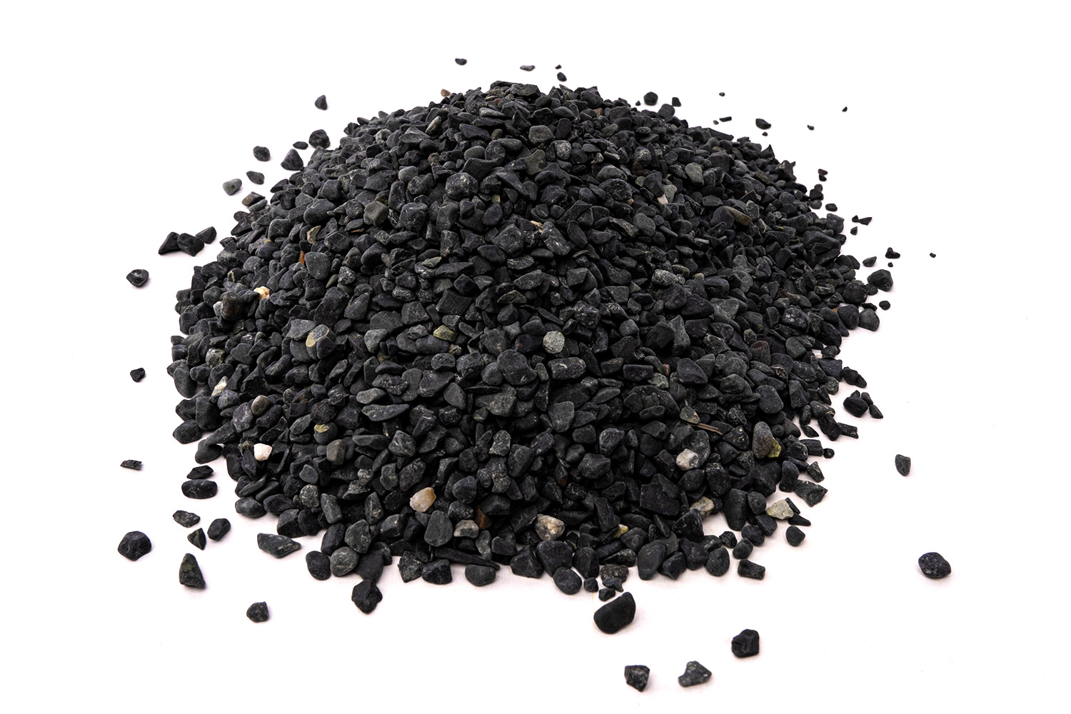 Haufen schwarzer Zierkiesel auf weißem Hintergrund